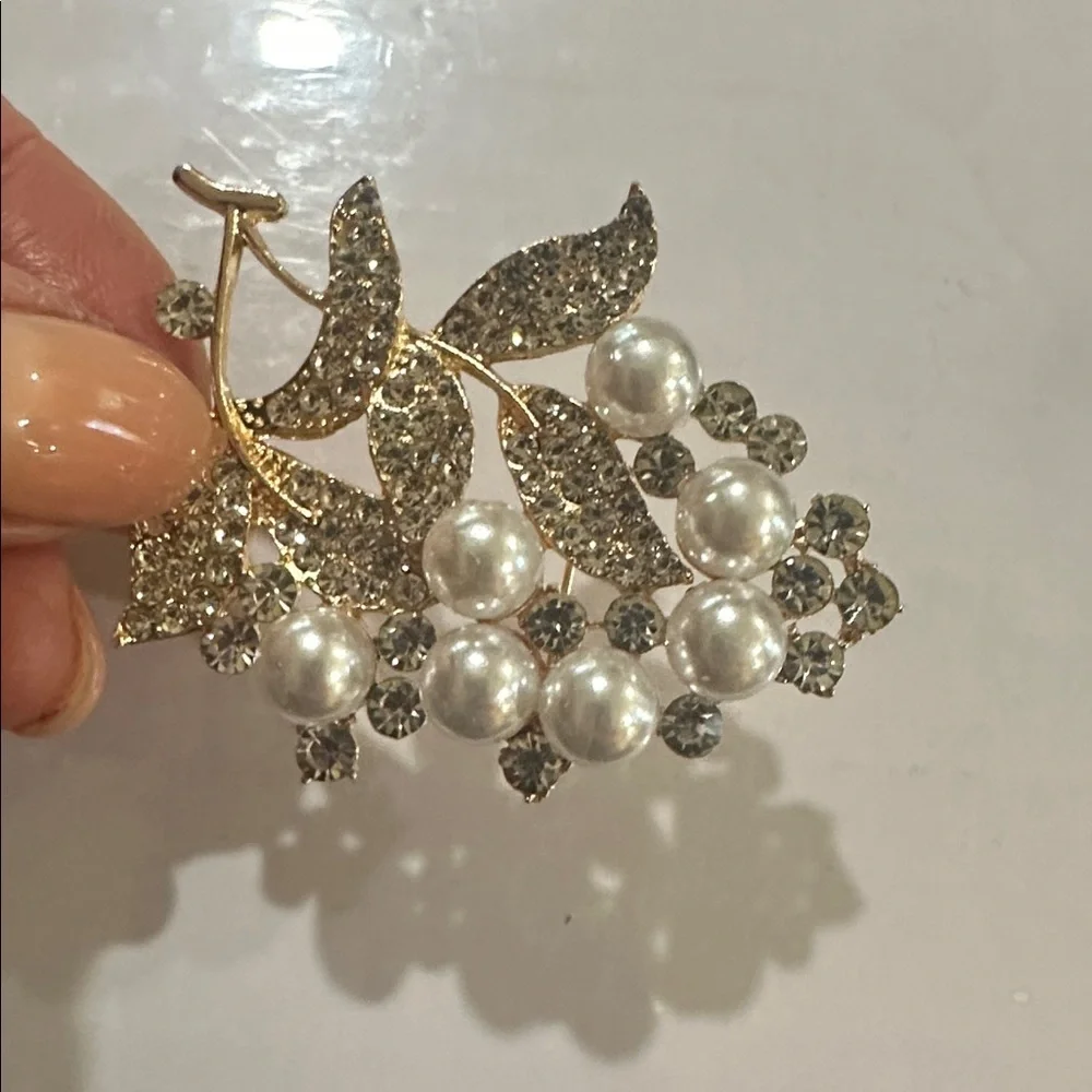 Pearl and Crystal Floral Brooch - Gold Tone.NEW